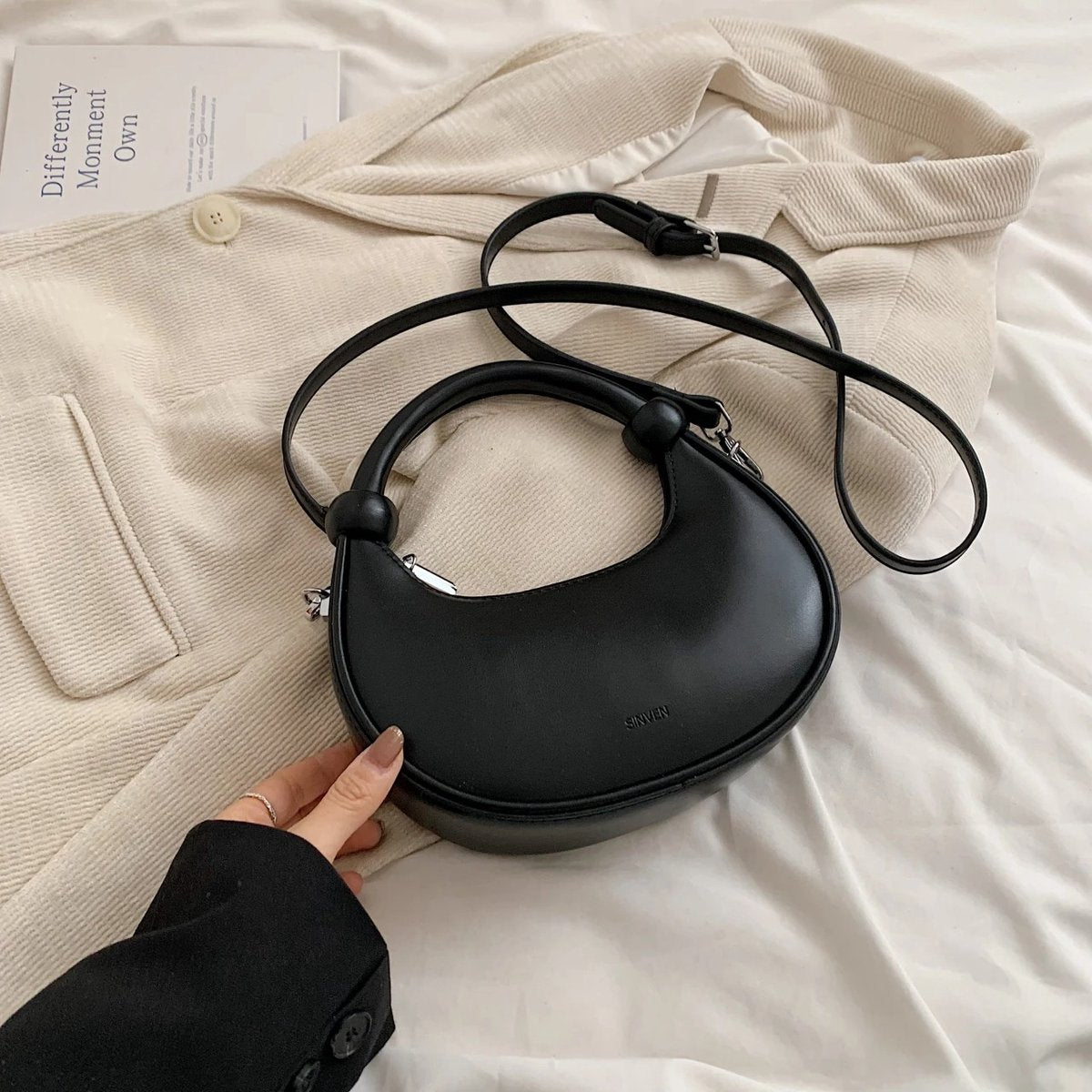 Leren Schoudertas Dames – Tote Handbag met Ritssluiting en Verstelbare Schouderband – Kleine Crescent Clutch - Zwart