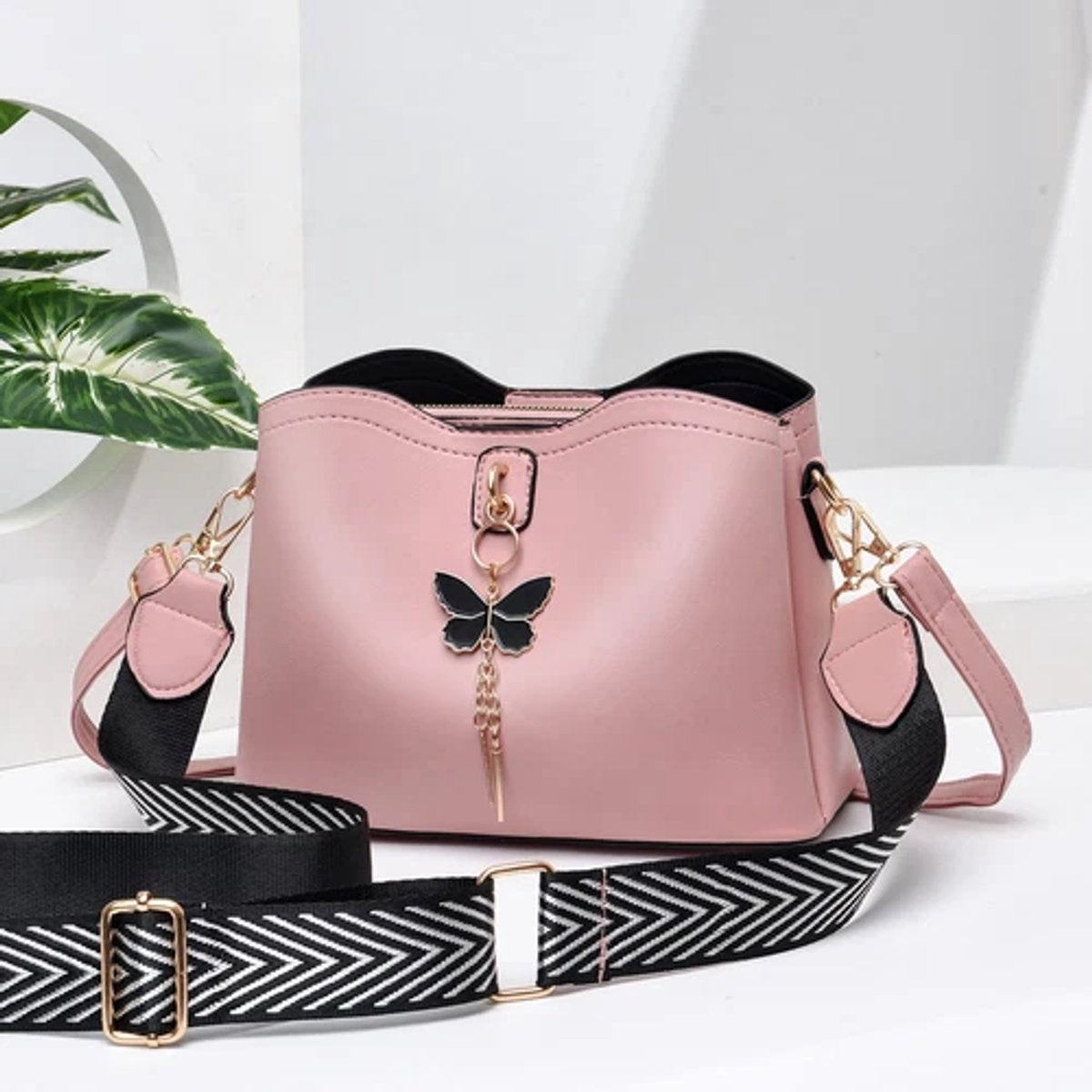 Dames Schoudertas – Lichtgewicht Crossbody Tas met Vlinder Hanger – Modieuze Kleine Handtas – Rood