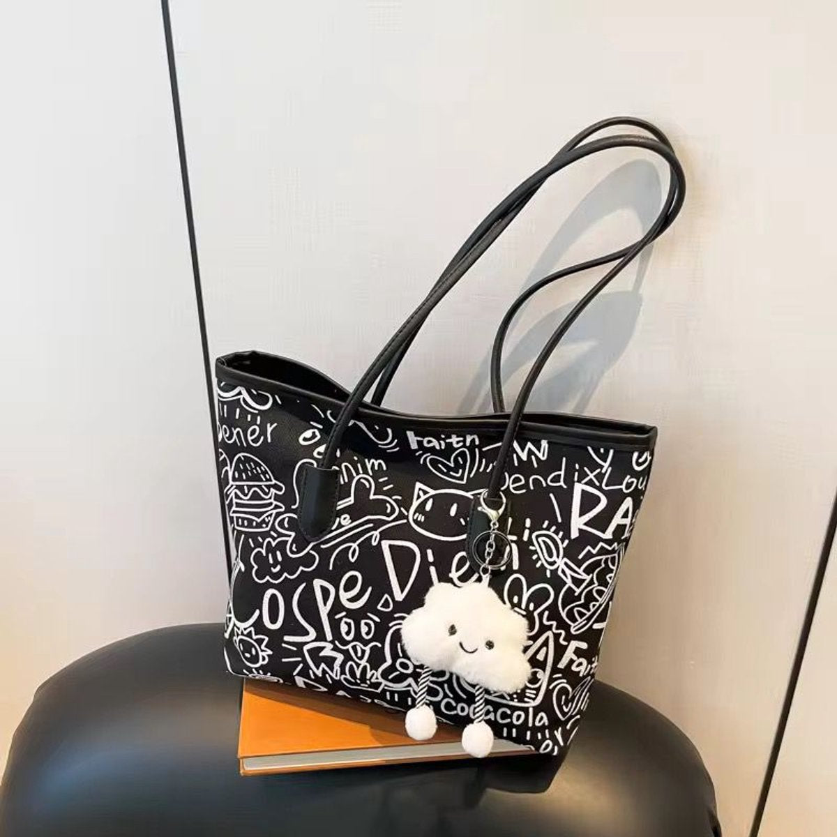 graffiti canvas bag for women 2025. new fashion shoulder bag large capacity tote bag